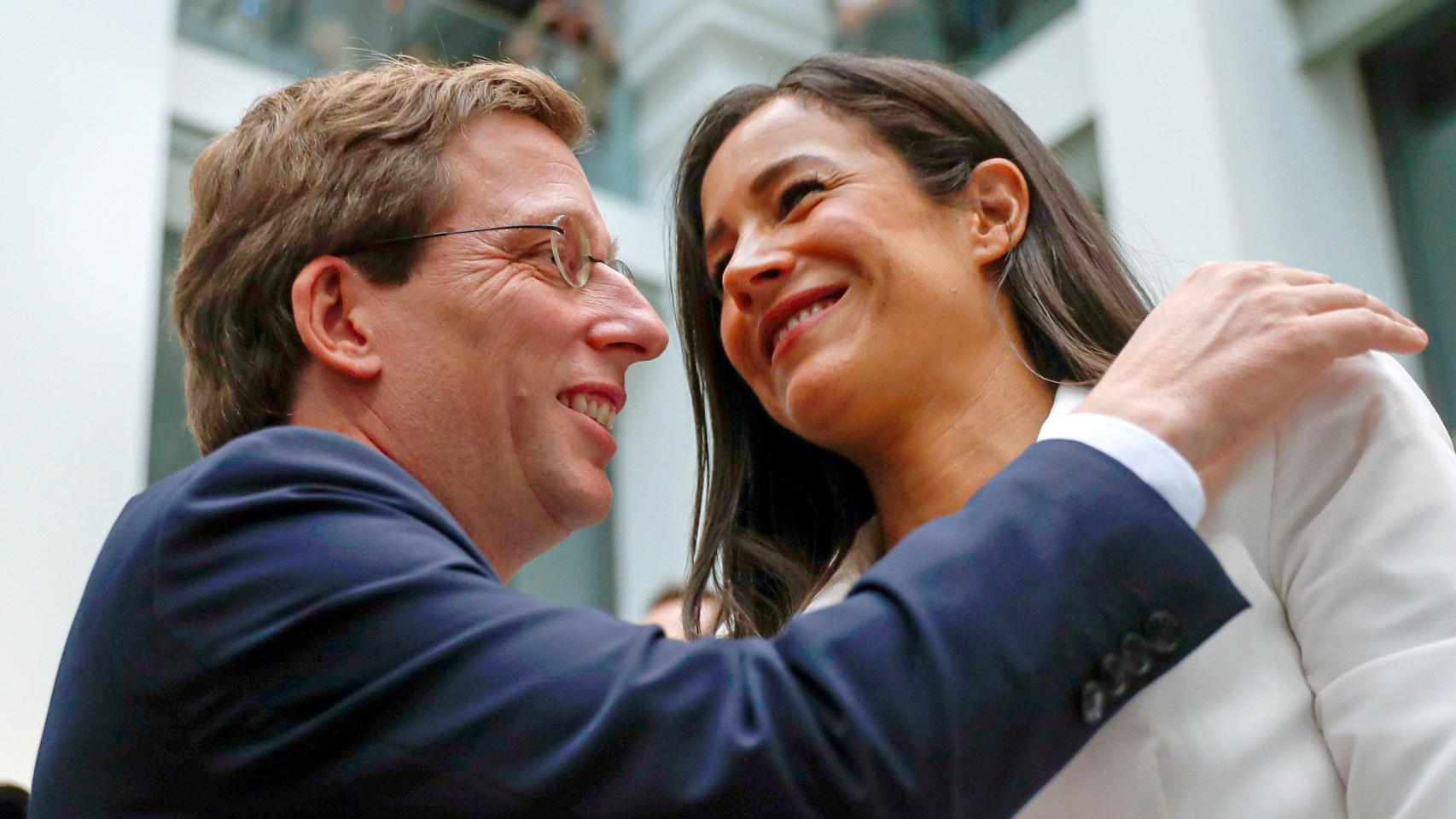 José Luis Martínez Almeida (PP), alcalde de Madrid, y su vicealcaldesa, Begoña Villacís (Cs).
