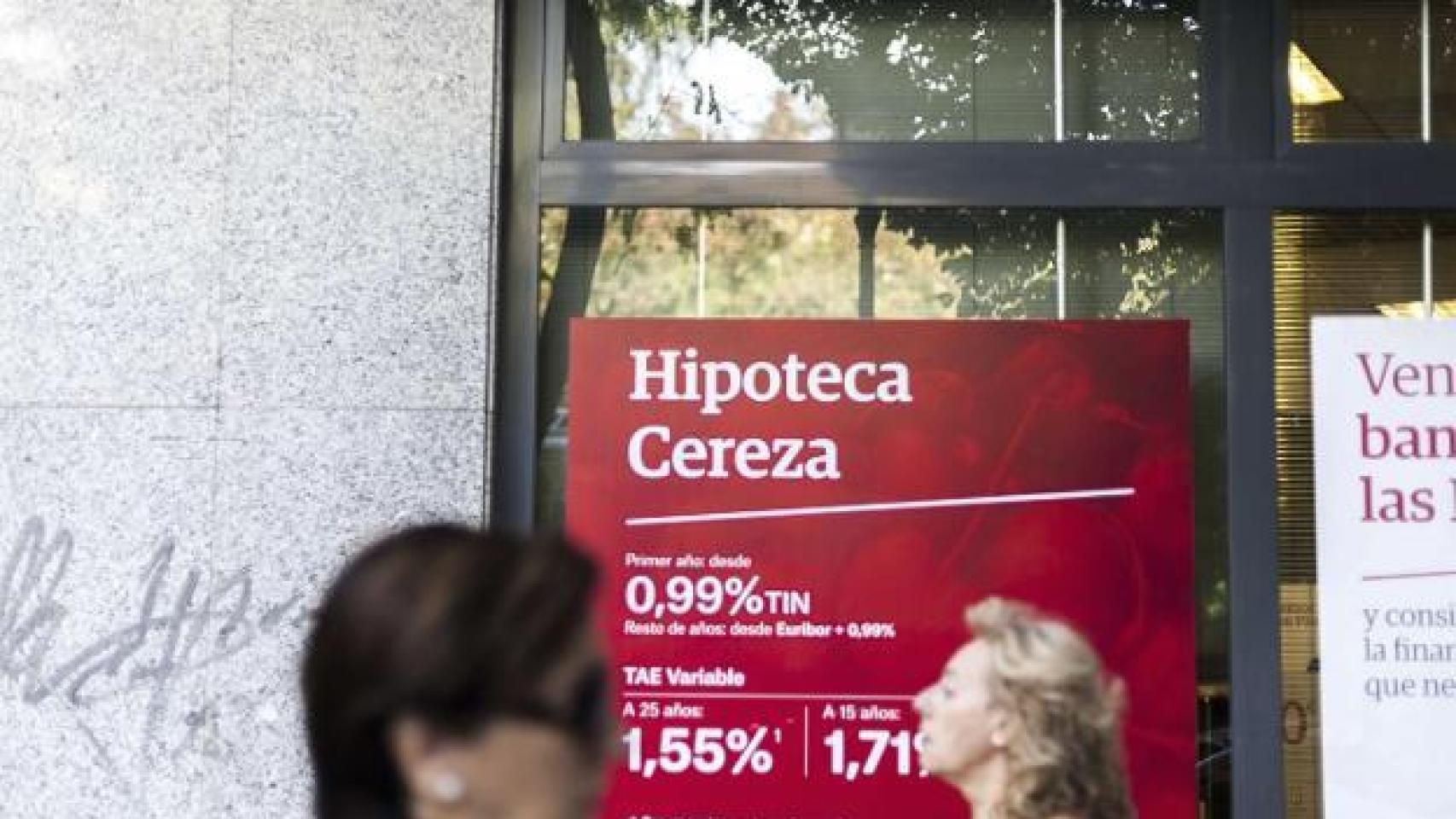 Cartel de una hipoteca en el Banco Popular en una imagen de archivo.