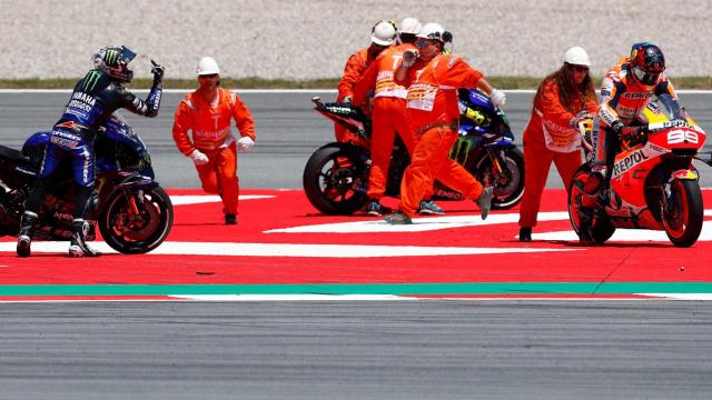 Maverick Viñales dedica a Jorge Lorenzo una 'peineta' tras tirarle en la curva 10 de Montmeló.
