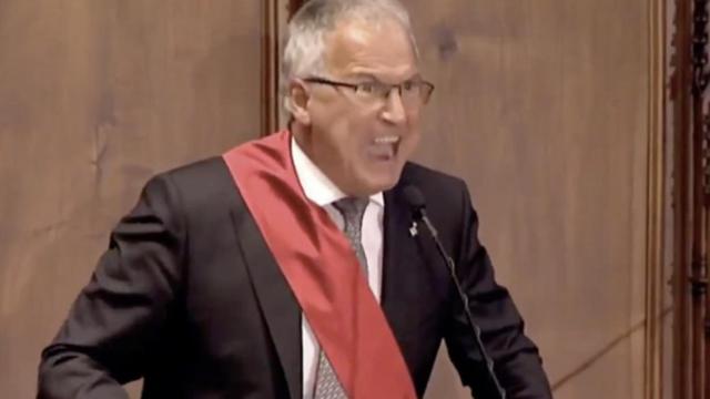 Vídeo: el efusivo viva España de Bou que provocó los abucheos en la investidura de Colau