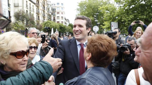 Casado recibe el apoyo de varias simpatizantes durante un paseo por San Sebastián.
