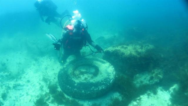Buceadores retiran 2.000 kilos de residuos del puerto de Ferrol