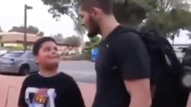 La condición de Khabib a un joven seguidor para hacerse una foto con él