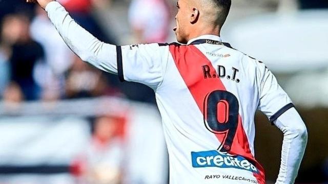 Raúl de Tomás celebra un gol con el Rayo. Foto: Instagram (@rauldetomas17)