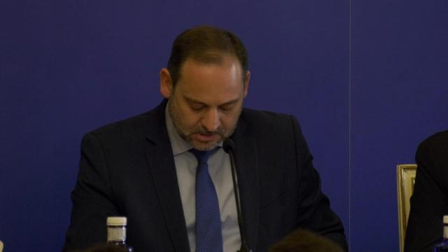 José Luis Ábalos, ministro de Fomento, emocionado este martes en la presentación de un libro.