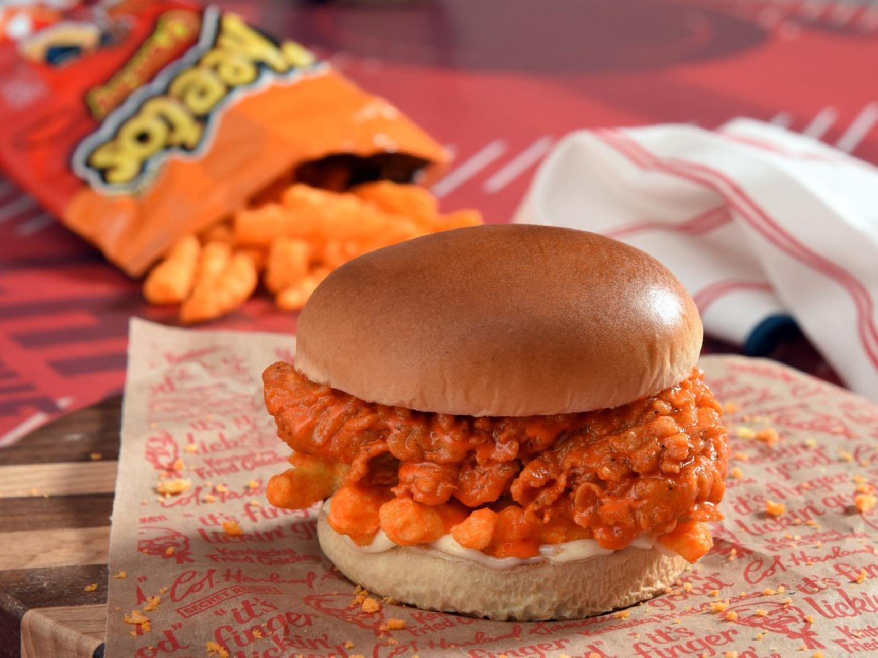 Hamburguesa de pollo frito y Cheetos, la guarrindongada de KFC que arrasa antes de salir