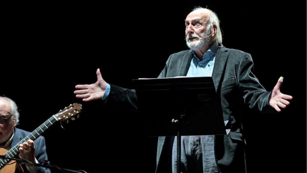 Hector Alterio no espetáculo “Like 3000 Years Atrás”, onde absolveu o poeta Leon Felipe.