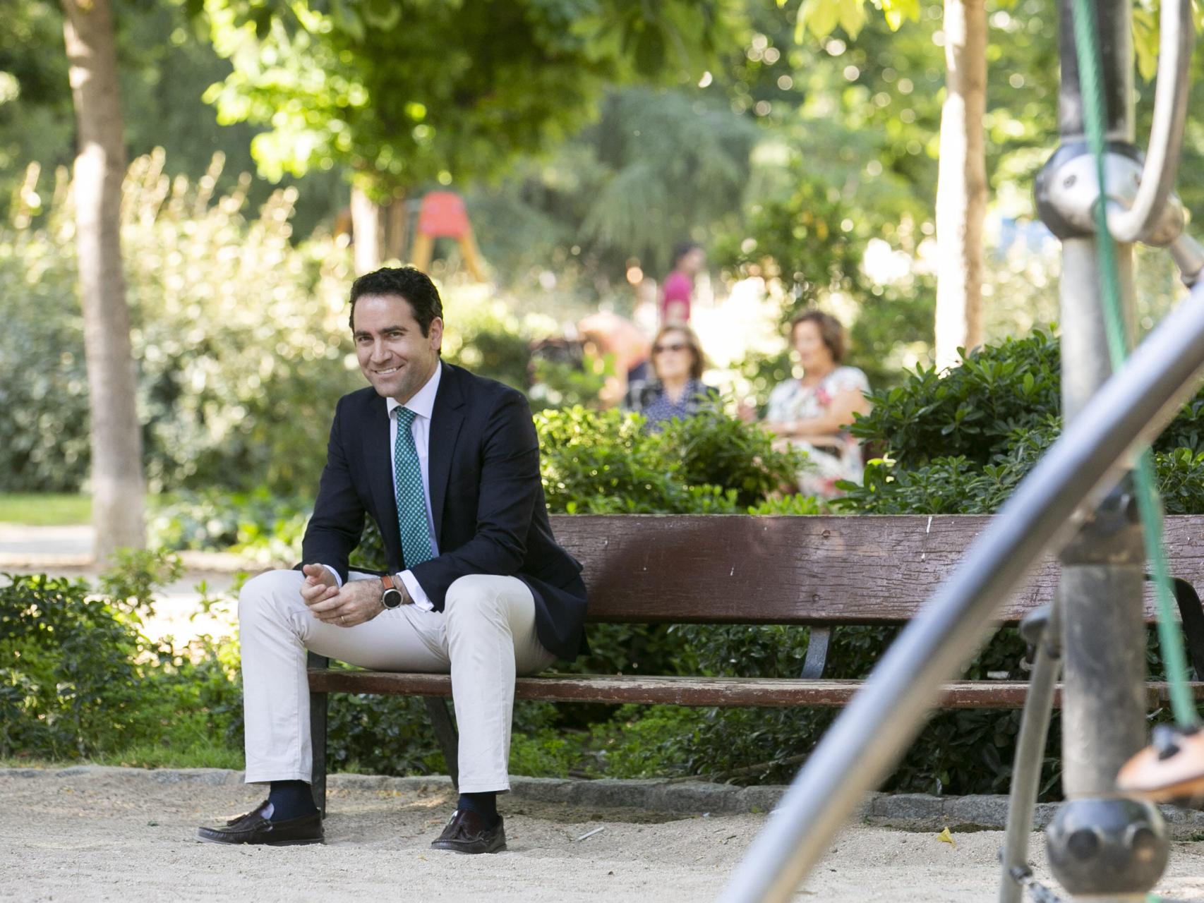 Teodoro García Egea, secretario general del PP, en el banco de El retiro en el que Pablo Casado decidió con él presentar su candidatura a liderar el PP.