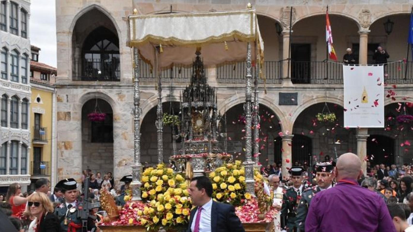 Toro se prepara para su festividad del Corpus Christi.