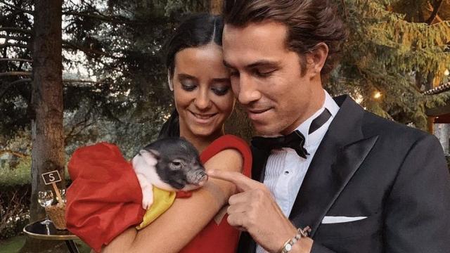 Victoria Federica con el cerdo vietnamita que le regalaron en su puesta de largo.