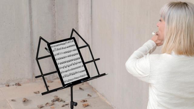 Una música toca con la tecnología automática de Beatik.