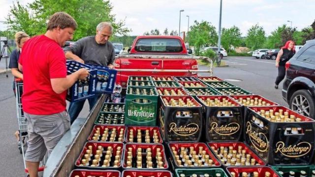 Vecinos de Ostritz cargan toda la cerveza.