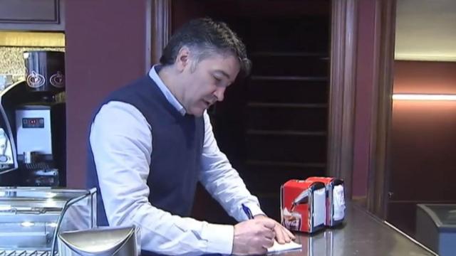 Luciano, el propietario del bar de Bilbao en el que la mujer sufrió un infarto