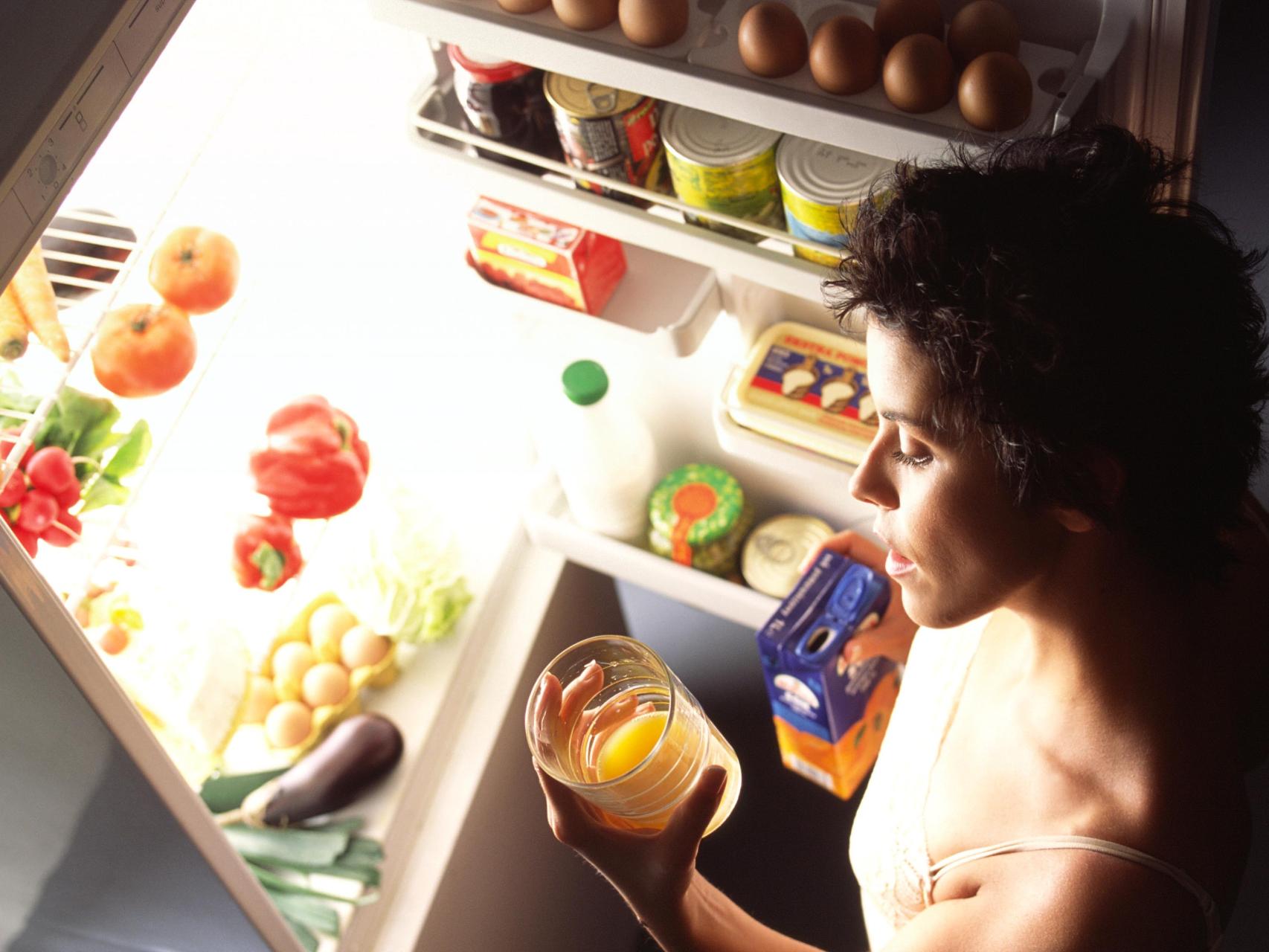 Los atracones nocturnos se producen, en muchas ocasiones, por aburrimiento o cansancio.