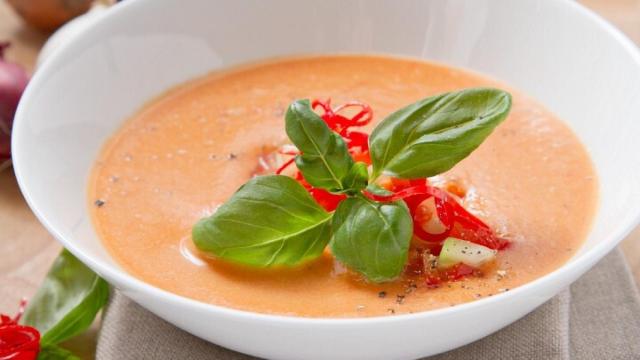 Un plato de gazpacho, el plato veraniego por excelencia.