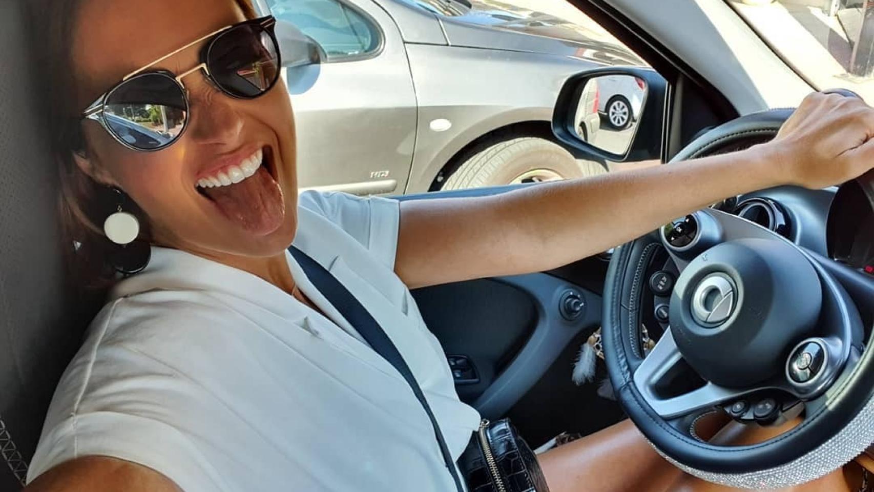paula Echevarría ha vuelto a posar dentro de su coche y esta vez un detalle ha llamado la atención de sus fans.