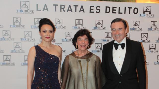 Cruz Sánchez de Lara, organizadora del evento solidario, junto a la ministra Celaá y Pedro J. Ramírez