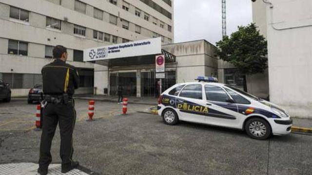 Un coche de policía ante el Complexo Hospitalario Universitario de Ourense.