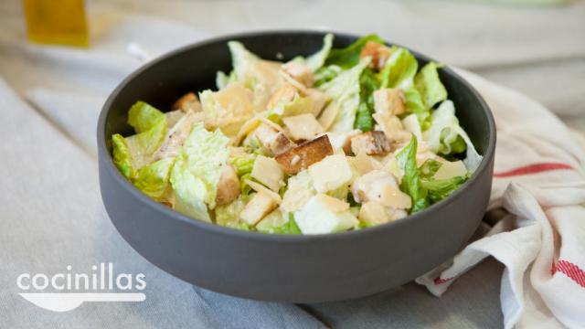 Ensalada César con pollo a la plancha y salsa César casera