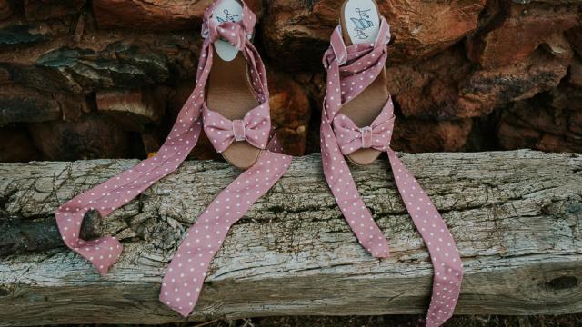 Alpargatas de lunares en color rosa.