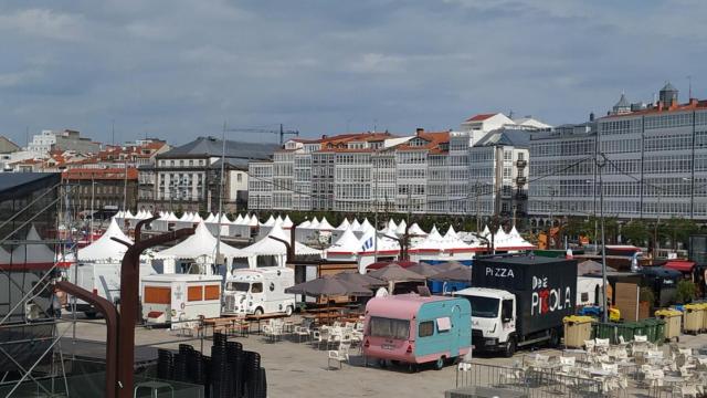 Vista de la feria de artesanía y los foodtruck en el Parrote