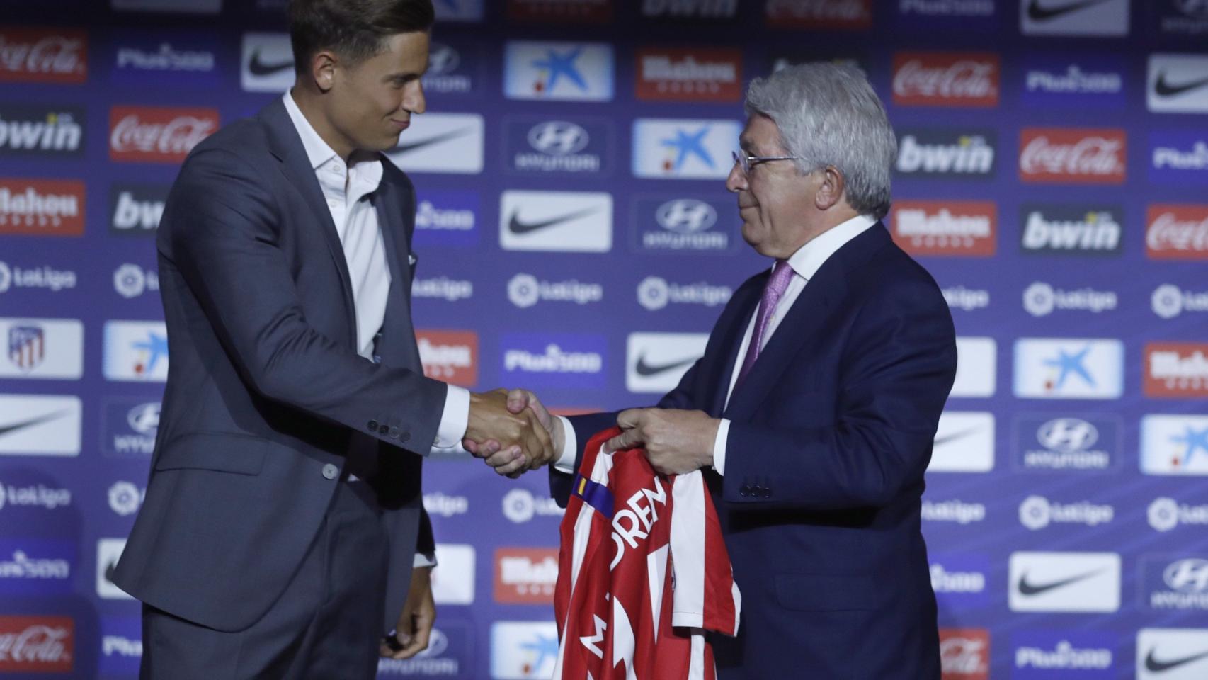 Marcos Llorente posa con la camiseta del Atlético de Madrid