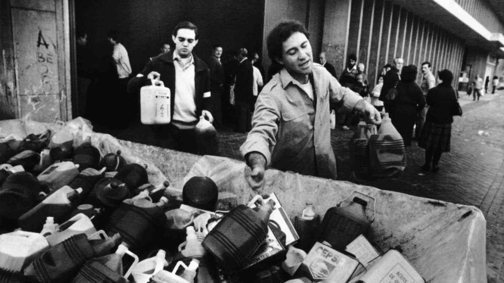 Ciudadanos entregando garrafas con aceite adulterado. Foto: Archivo AP