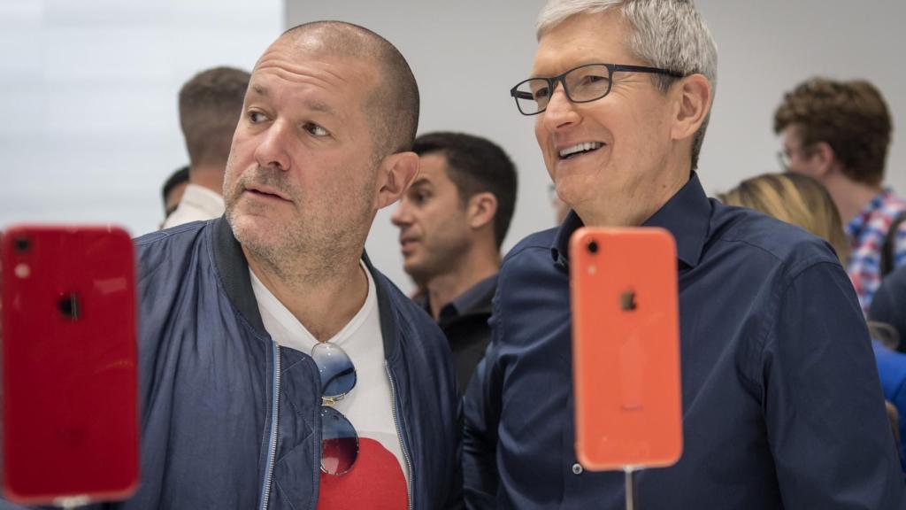 Jony Ive, hasta ahora director de diseño de Apple junto a Tim Cook, el máximo responsable de la firma de la manzana.