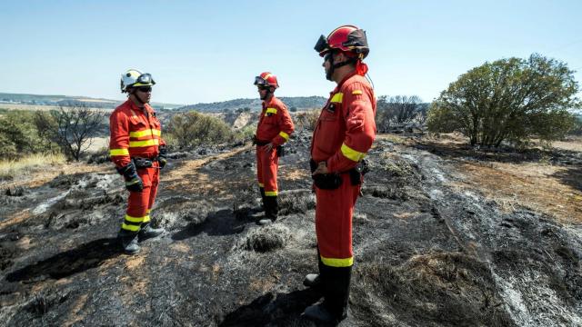 Efectivos de la UME trabajan en el incendio de Toledo