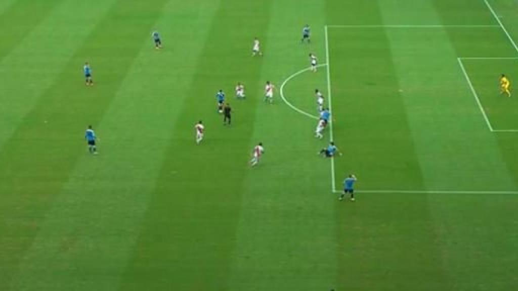 El primer gol anulado a Uruguay