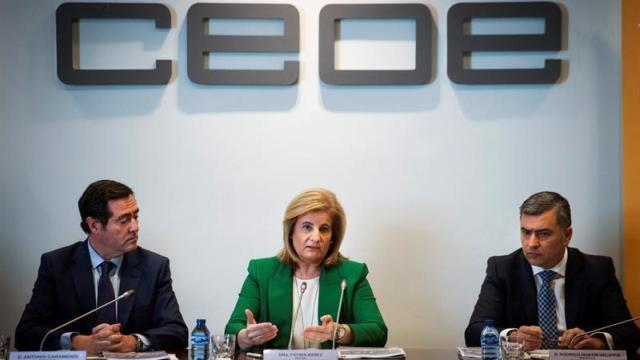 Antonio Garamendi, presidente de CEOE junto a la exministra Fátima Báñez en una imagen de archivo.