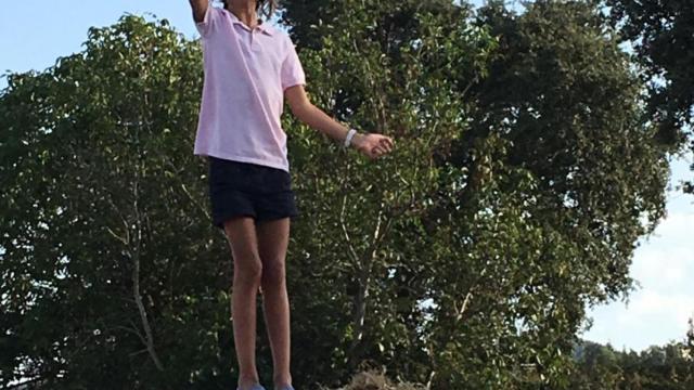 La niña de 11 años expulsada de un campamento