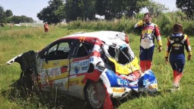Coche de Sara Fernández y Efrén Llarena tras el accidente en Polonia.