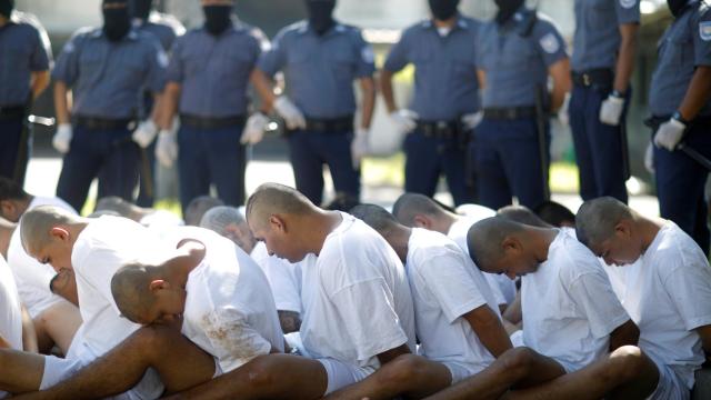 Miembros de la mara Salvatrucha esperan su traslado a la cárcel.