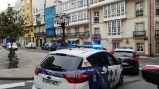 Vehículos de la Policía Local y Nacional en la zona del Orzán