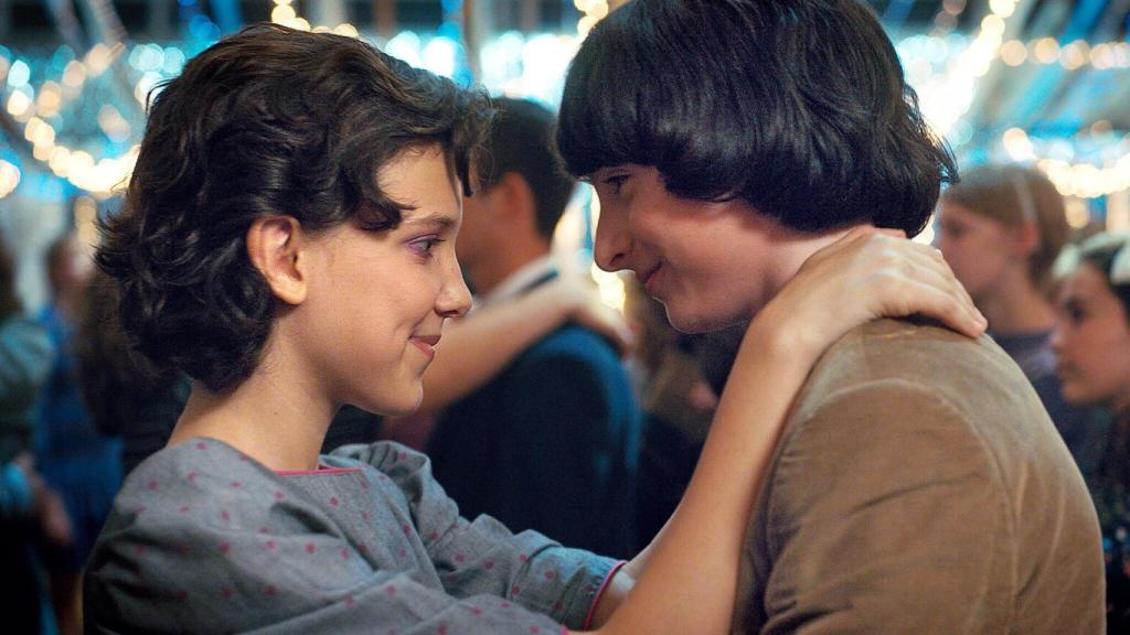Eleven (Millie Boby Brown) y Mike (Finn Wolfhard), en el baile con el que se cierra la segunda temporada.