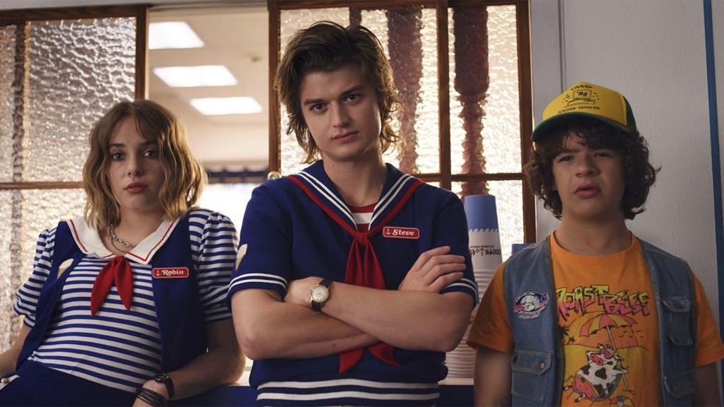 Maya Thurman-Hawke, Joe Keery y Gaten Matarazzo en 'Stranger Things'.