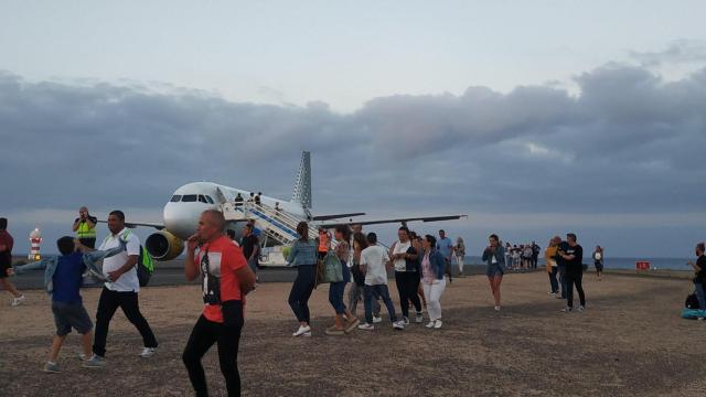 Los 180 pasajeros tuvieron que abandonar la aeronave