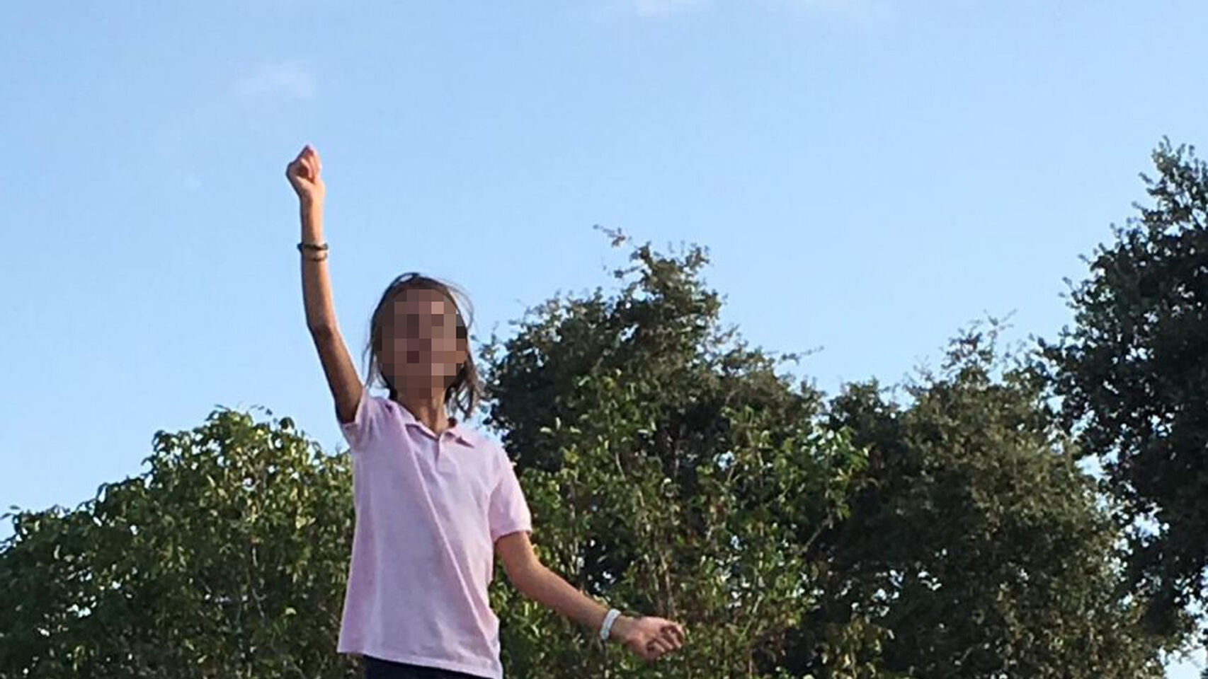 La niña de 11 años expulsada de un campamento.