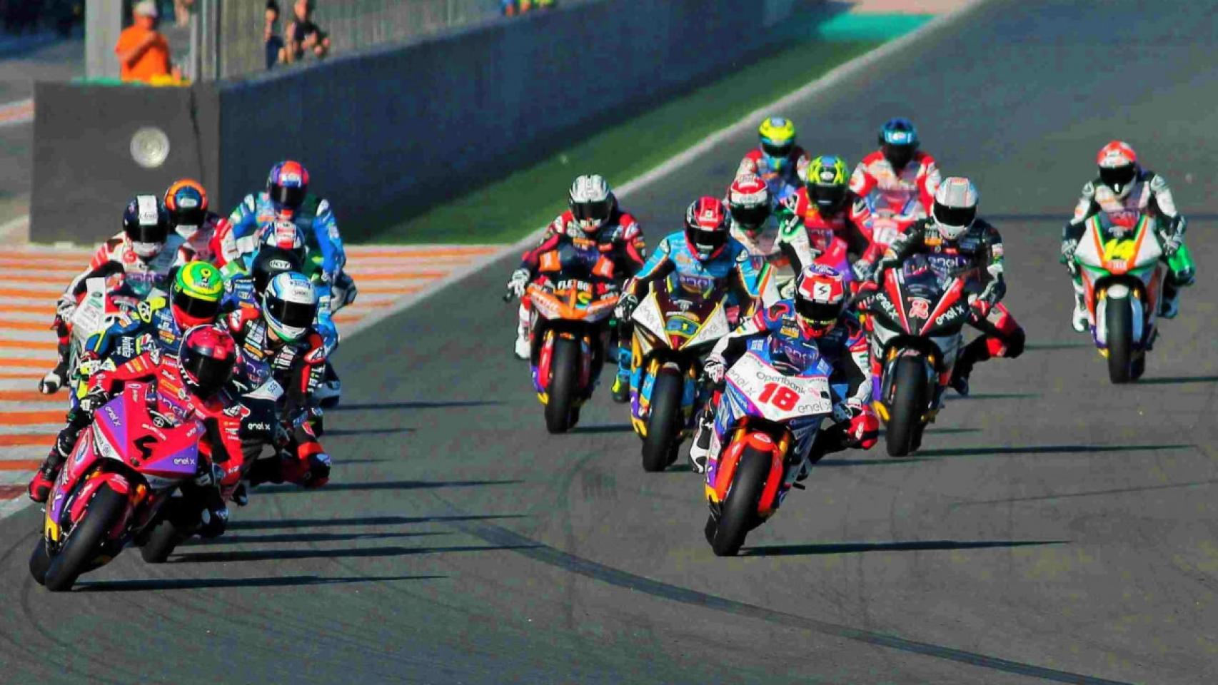 Varios pilotos en una simulación de carrera de MotoE