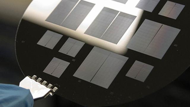 Oblea de silicio con los microchips en los que se trabaja en la Sala Blanca de la UPC.