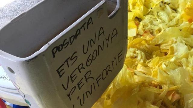 Lazos y taza de váter en la puerta de la vivienda de un mosso.