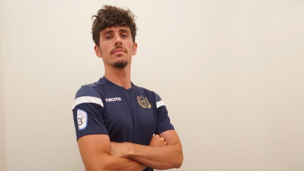 Javi Poves, con la camiseta del  Flat Earth FC