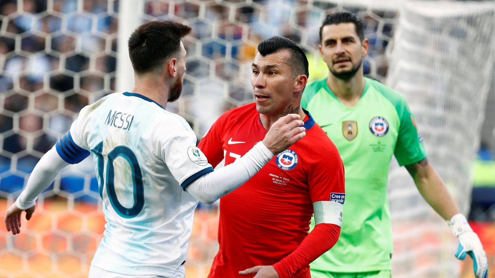 Encontronazo entre Lionel Messi y Medel en la Copa América 2019