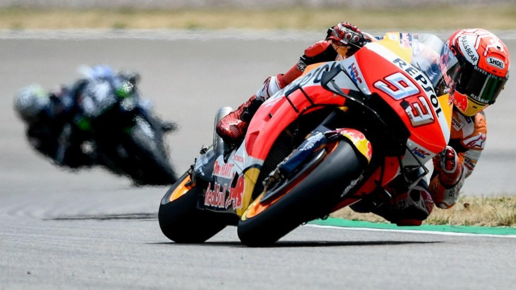 Márquez traza un viraje por delante de Viñales, durante la carrera de MotoGP en Sachsenring.