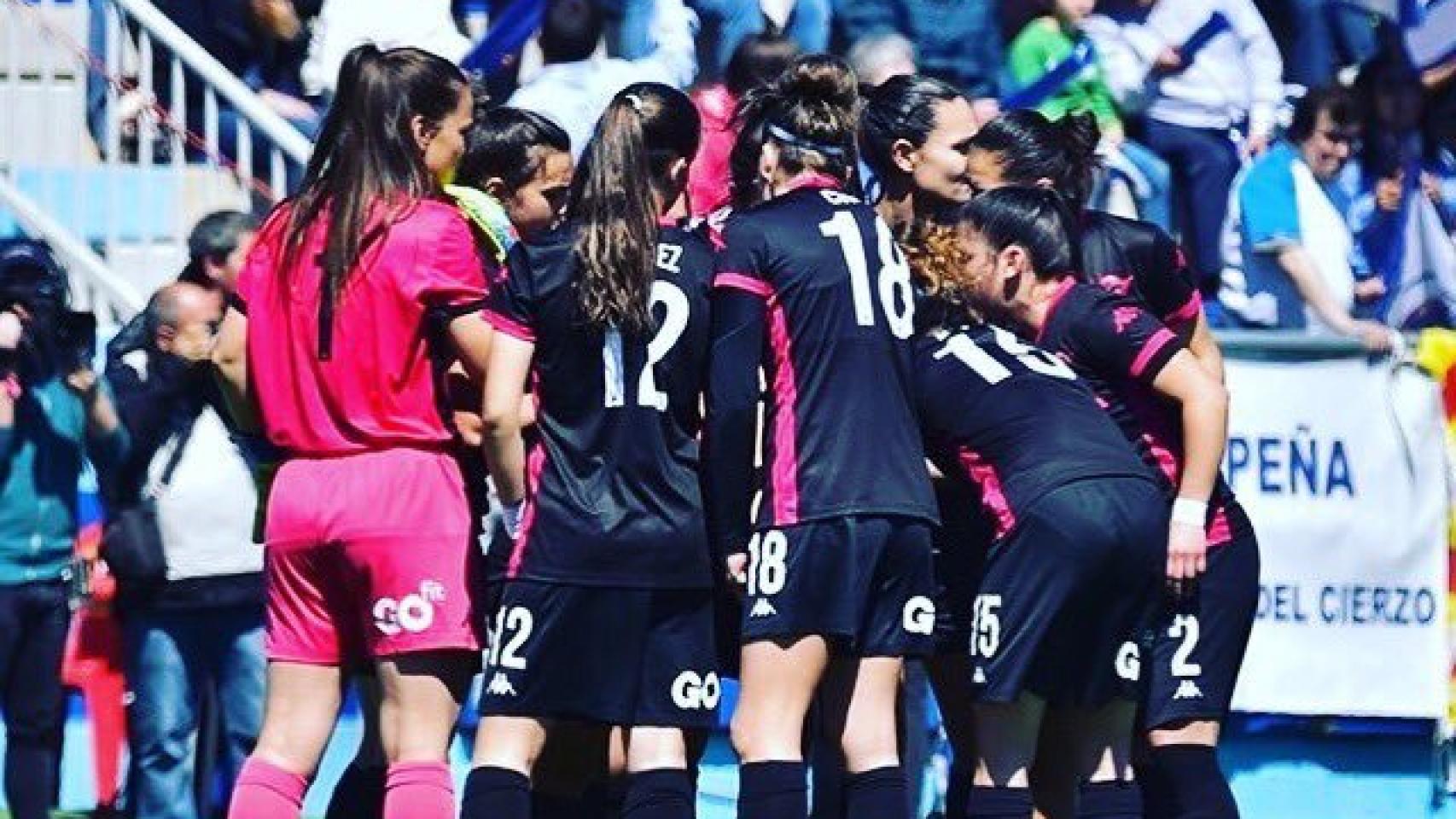 Piña de las jugadores del primer equipo del CD Tacón. Foto: Twitter (@CD_Tacon)
