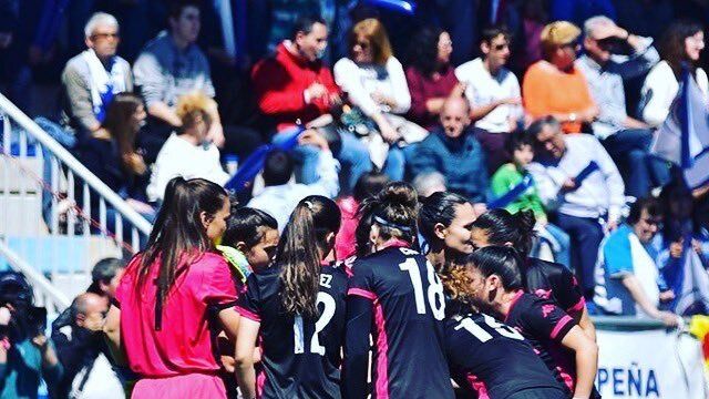 Piña de las jugadores del primer equipo del CD Tacón. Foto: Twitter (@CD_Tacon)