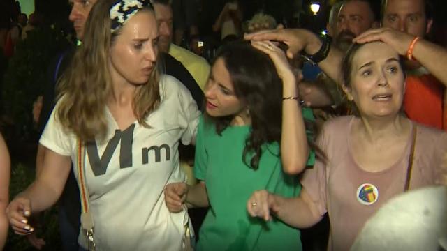 Melisa Rodríguez, Inés Arrimadas y Marta Rivera de la Cruz, evacuadas por la Policía tras el acoso a Cs en el Orgullo.