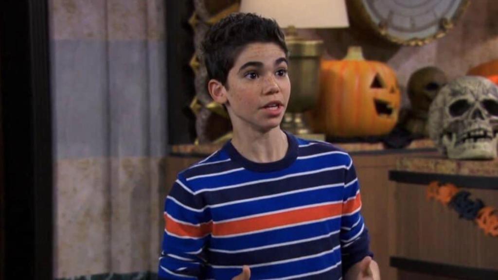 Fotograma de 'Jessie' en la que aparece Cameron Boyce.