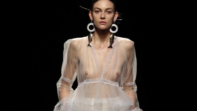 Los diseños transparentes y suaves han llenado la pasarela.